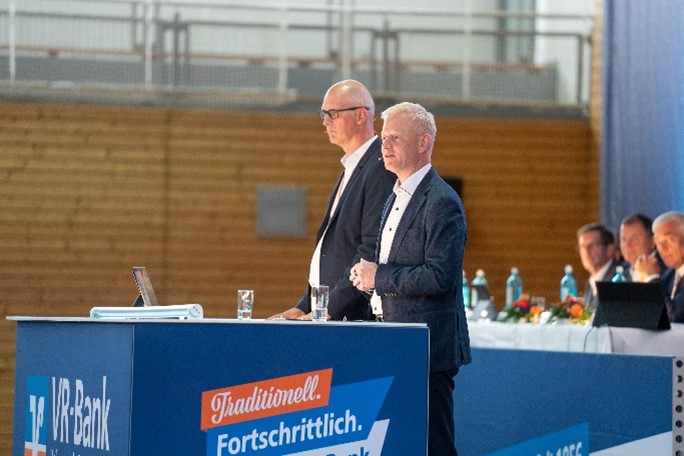 Vorstandsvorsitzender Dr. Martin Polle (rechts) und Vor-standsmitglied Ronny Sattler (links). Vorstandsvorsitzender Dr. Martin Polle (rechts) und Vor-standsmitglied Ronny Sattler (links).