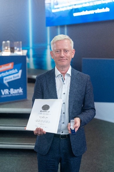 Verleihung der silbernen Ehrennadel vom DGRV (Deut-scher Genossenschafts- und Raiffeisenverband e. V.) an Dr. Martin Polle. Verleihung der silbernen Ehrennadel vom DGRV (Deut-scher Genossenschafts- und Raiffeisenverband e. V.) an Dr. Martin Polle.